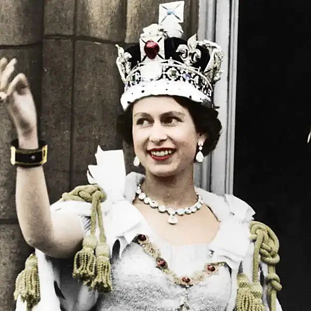 La reina Isabel el día de su coronación, con la corona del Koh-i-Noor. Gtres.