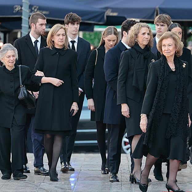 La reina Sofía, acompañada de las infatas y sus hijos en el funeral de su hermano Constantino de Grecia.