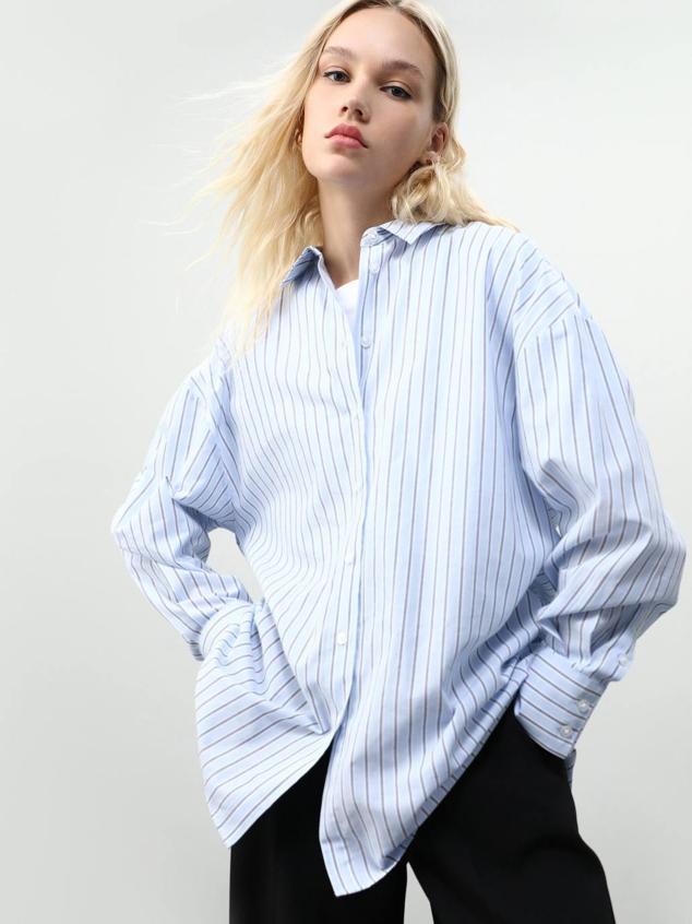 Camisa masculina oversize con manga larga, puños abotonados, cuello solapa, cierre de botones y print a rayas finas celeste, de Lefties. Hazte con ella por 15,99 euros.
