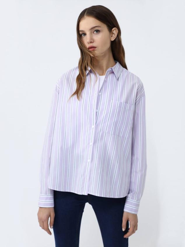Camisa relaxed-fit con manga larga terminada en puño, cuello solapa, cierre de botones, bolsillo de plastrón y estampado a rayas en lila, de Lefties. Consíguela por 8,99 euros.