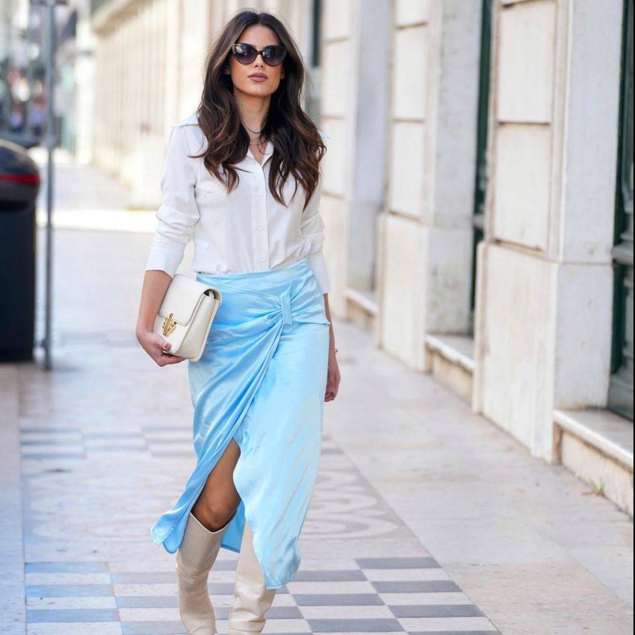 La influencer lleva una falda midi favorecedora