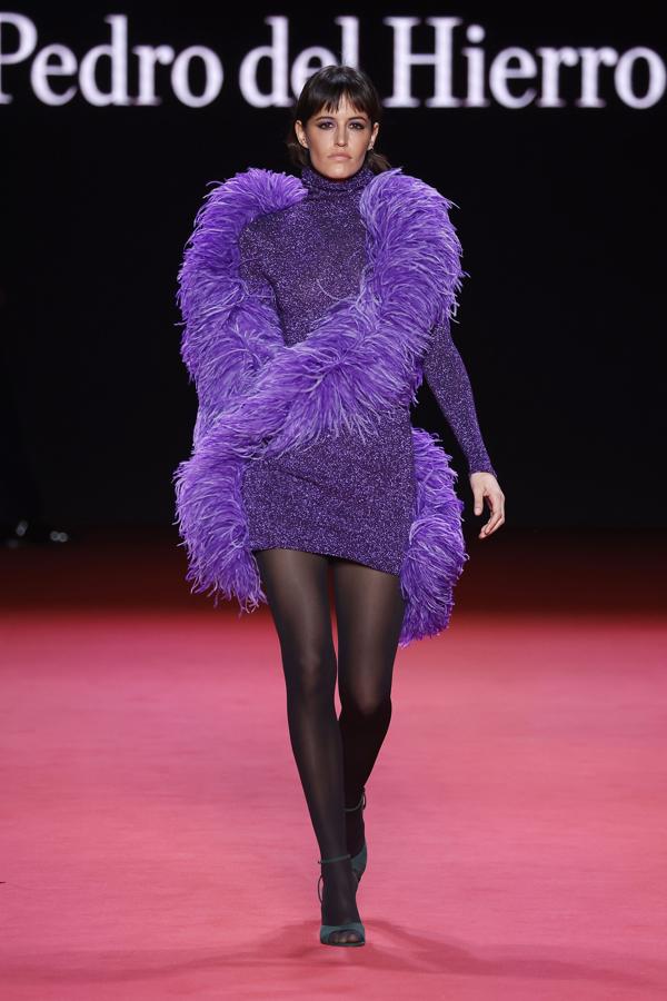 Pedro del Hierro presenta Ópera Prima, una oda hacia la música y la moda. Una propuesta elegante que toma de inspiración el clasicismo reinventado de la ópera. Cabe destacar que los asistentes llegaban al ritmo de una banda sonora muy especial.