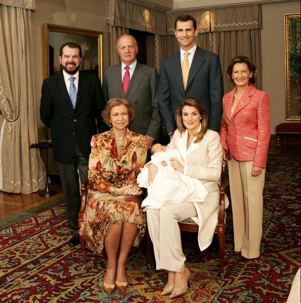 Foto de don Felipe y doña Letizia junto a los reyes Sofía y Juan Carlos, Paloma Rocasolano y Jesús Ortiz, con motivo del nacimiento de la princesa Leonor. 
