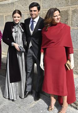 Imagen secundaria 2 - Carlos Sainz Jr. e Isa Hernáez, la madrina y Rodrigo Fontcuberta y la pareja junto a su madre Reyes Vázquez De Castro.