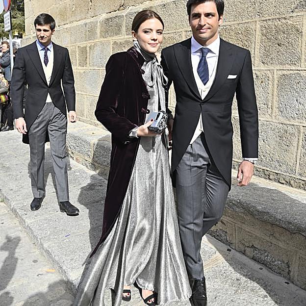 Imagen principal - Carlos Sainz Jr. e Isa Hernáez, la madrina y Rodrigo Fontcuberta y la pareja junto a su madre Reyes Vázquez De Castro.