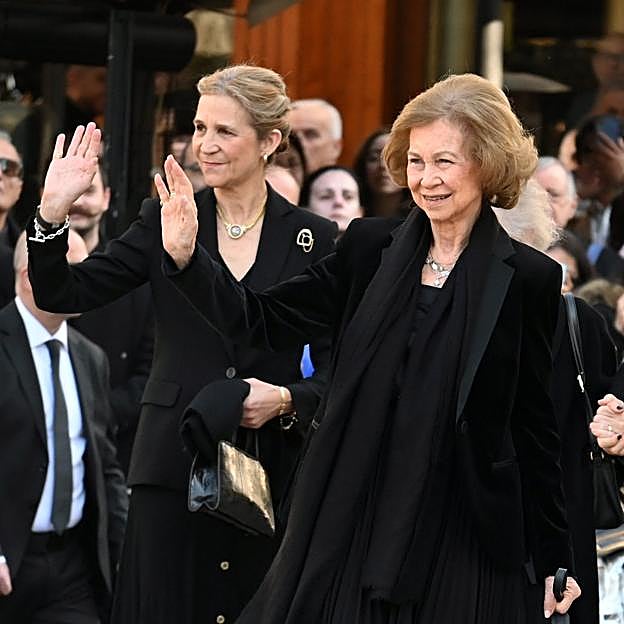 La reina Sofía, acompañada por las infantas Cristina y Elena, en la misa funeral de Constantino de Grecia..