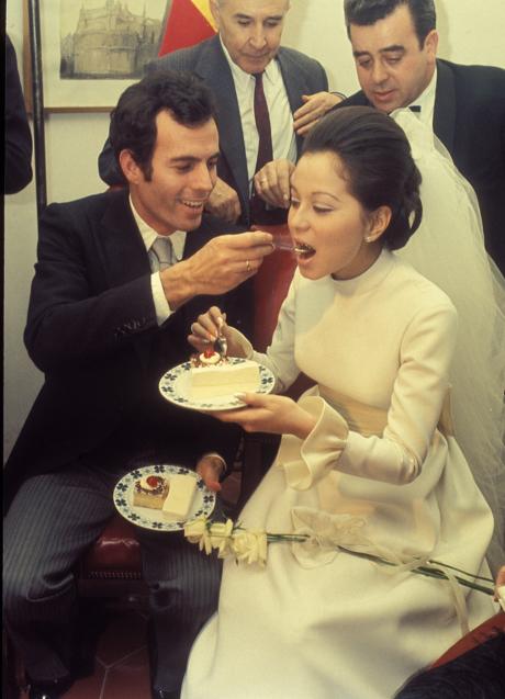 Imagen - Julio Iglesias da de comer tarta a Isabel preysler el día de su boda. GETTY IMAGES