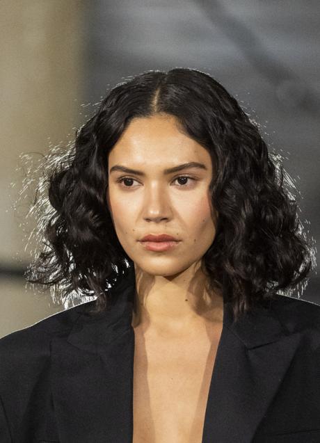 Imagen - Mujer con melena rizada y corte bob en el desfile de Christian Cowan. Foto: Launchmetrics Spotlight