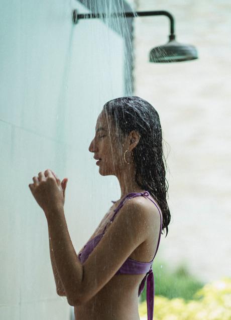 Imagen - Mujer dándose una ducha/PEXELS