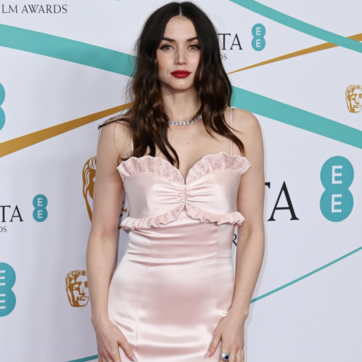 La actriz Ana de Armas en la alfombra roja de los Premios BAFTA 2023, nominada a Mejor Actriz Protagonista.