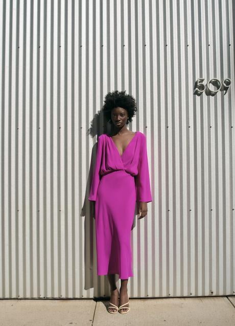 Imagen - Vestido cruzado en color fucsia Zara (39,99 euros)