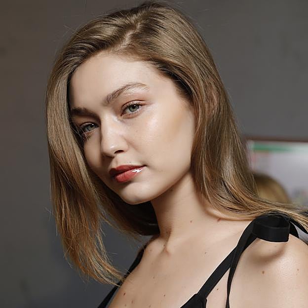 El champú con oro que usan los peluqueros profesionales porque previene el envejecimiento del pelo