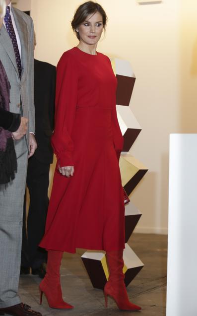 Imagen - La reina Letizia, de rojo, en ARCO en 2018. / GTRES