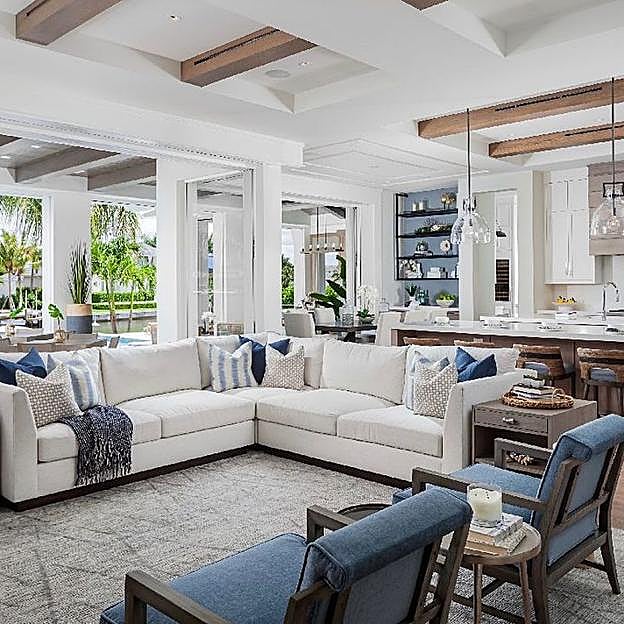 Salón de estilo coastal grandma de Calusa Bay Design 