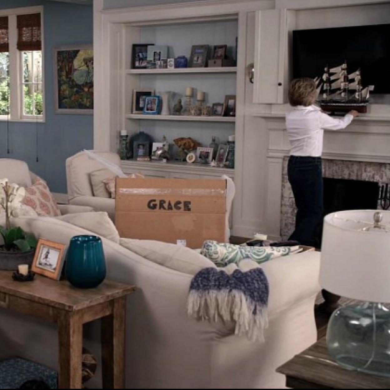 Jane Fonda decorando su casa 'coastal grandma' en la serie 'Grace&Frankie'.