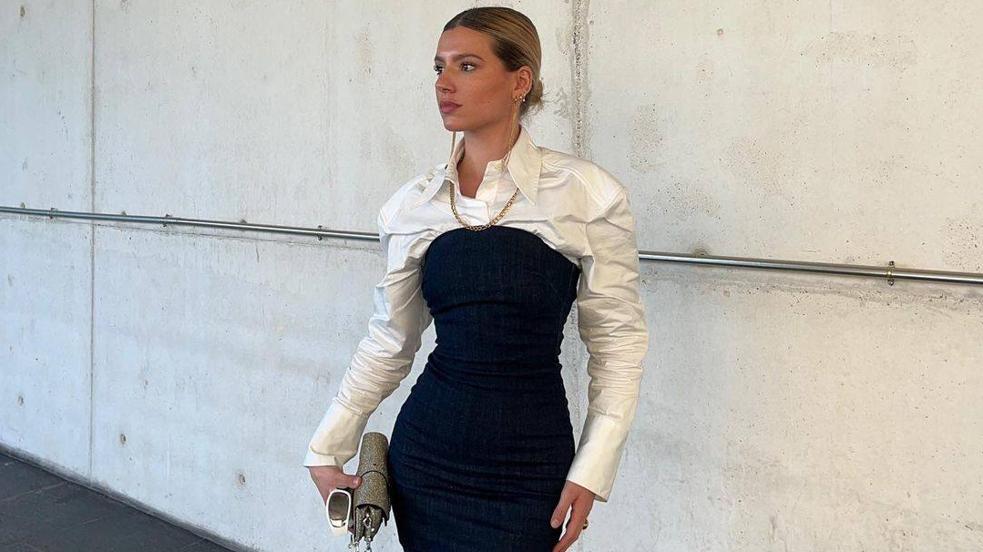 La influencer lleva un vestido midi de tubo superventas de Zara