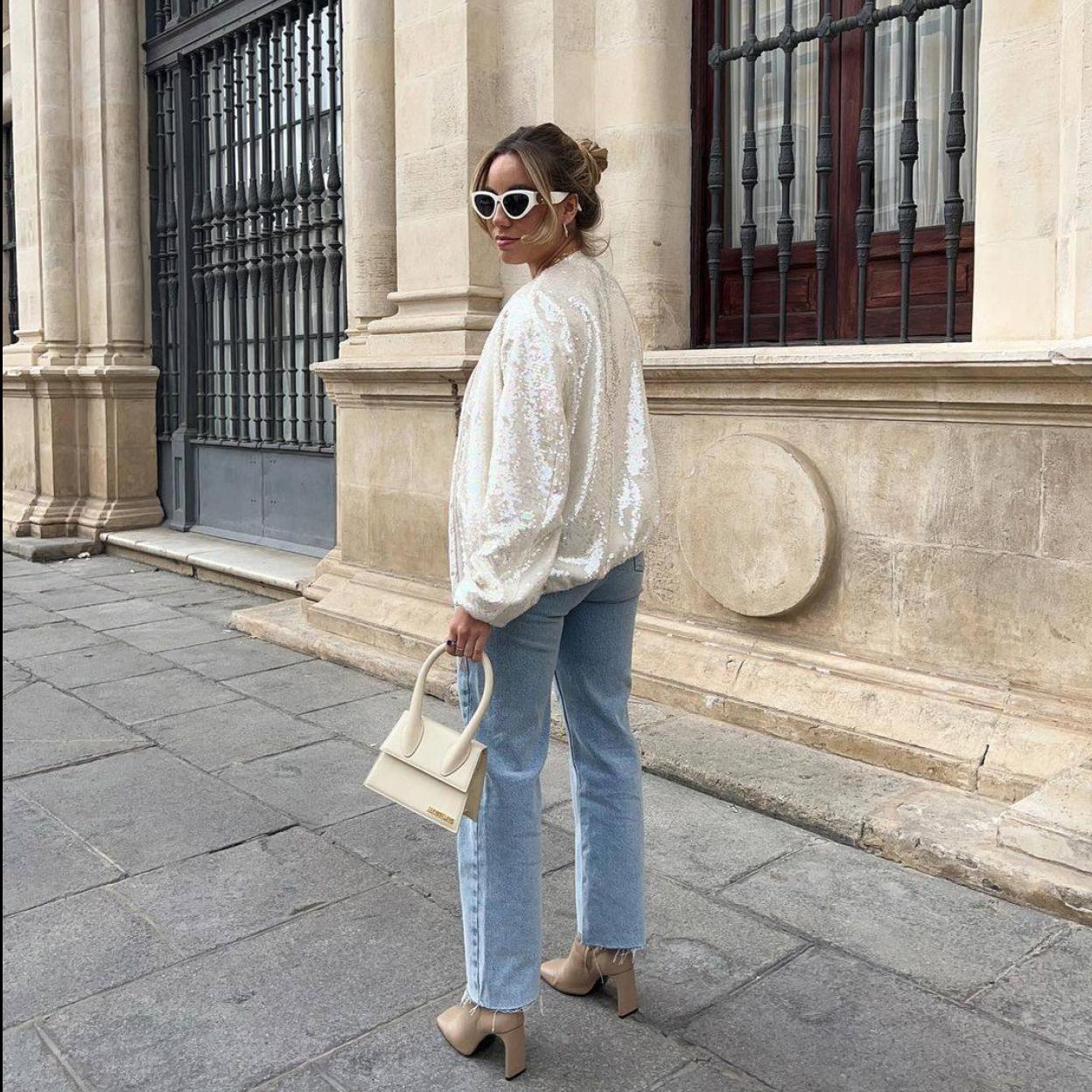 La influencer lleva la bomber viral de lentejuelas de Zara