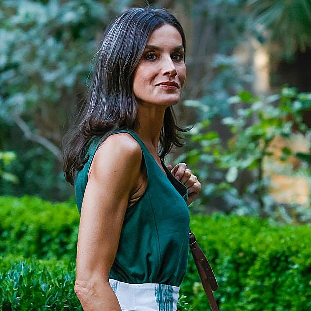 Regresa a tienda el vestido cut-out de Mango que agotó la reina Letizia y ahora se vende por 15 euros