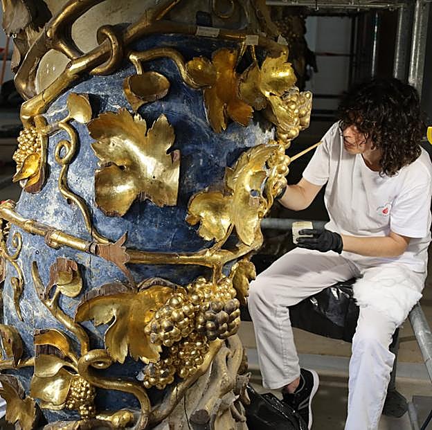 Restauradora trabajando en las columnas del retablo de la capilla del Real Hospital Virgen de Montserrat. 