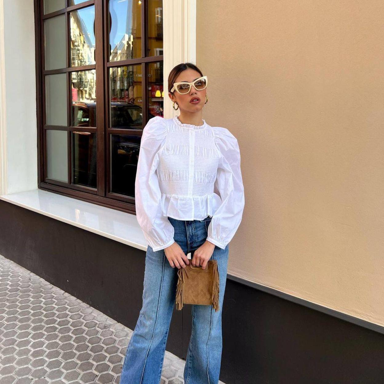 La influencer lleva un look básico elegante con camisa blanca
