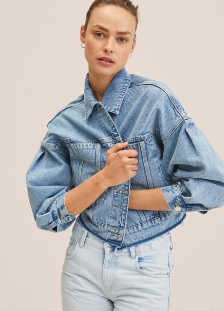 Imagen - Chaqueta corta en denim (22,99 euros). Foto: Mango Outlet.
