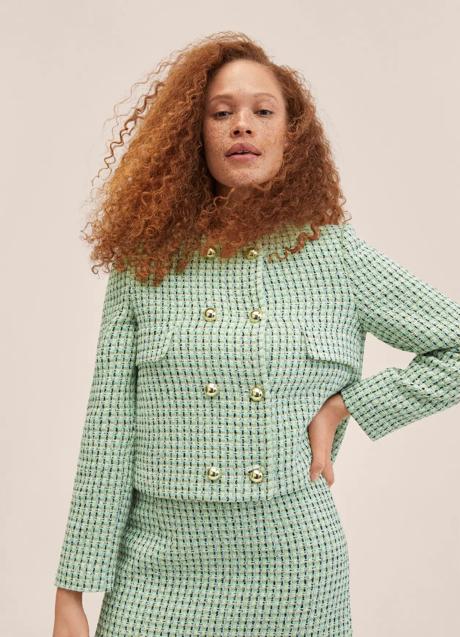 Imagen - Chaqueta tweed de doble botonadura (27,99 euros). Foto: Mango Outlet.