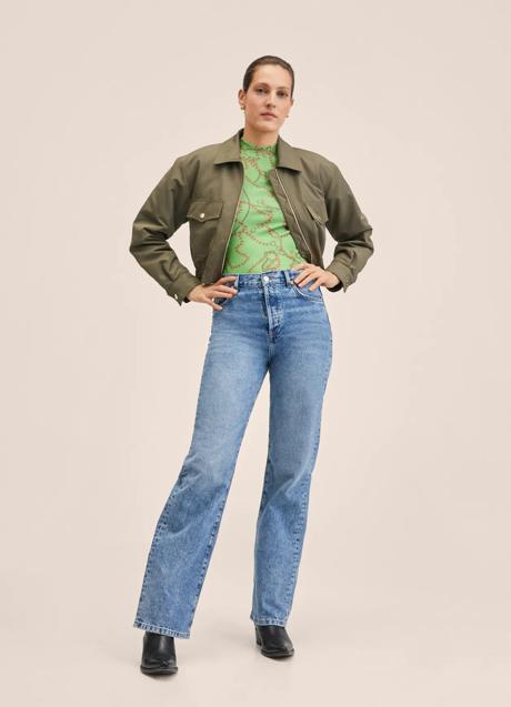 Imagen - Chaqueta corta estilo bomber en verde de Mango Outlet. Foto: Mango Outlet.