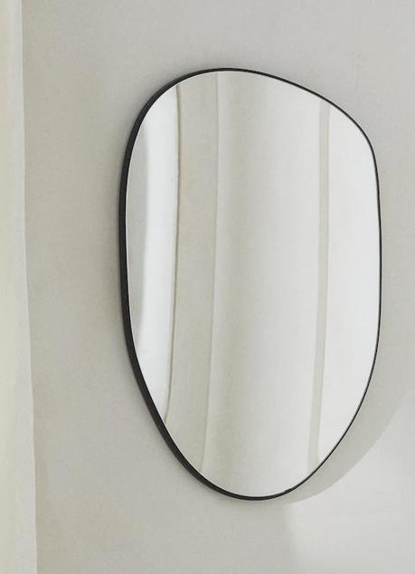 Imagen - Espejo redondeado de silueta irregular de Zara Home. Precio: 69.99 euros.