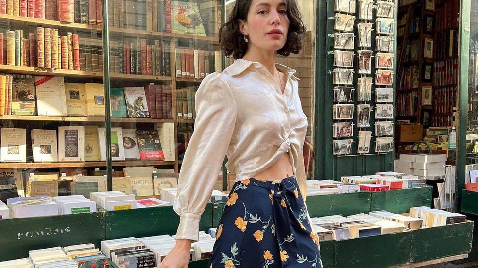 La influencer lleva un look con falda con estampado de flores
