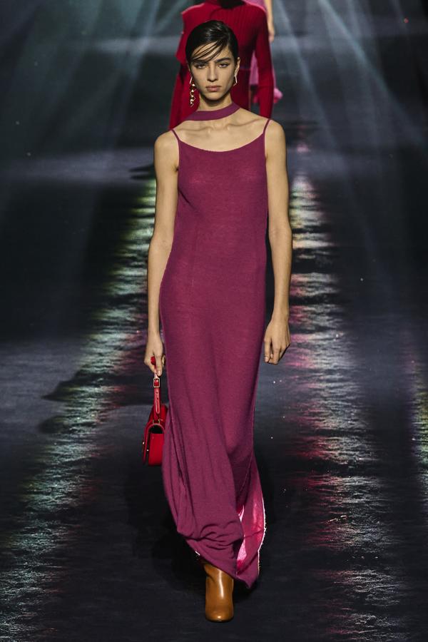 La rudeza de colores neutros como el gris o el azul han sido combinados con otros más vivos como el rosa y el naranja. De este modo, concuerda un invierno sobrio, pero elegante y lleno de glamour. 