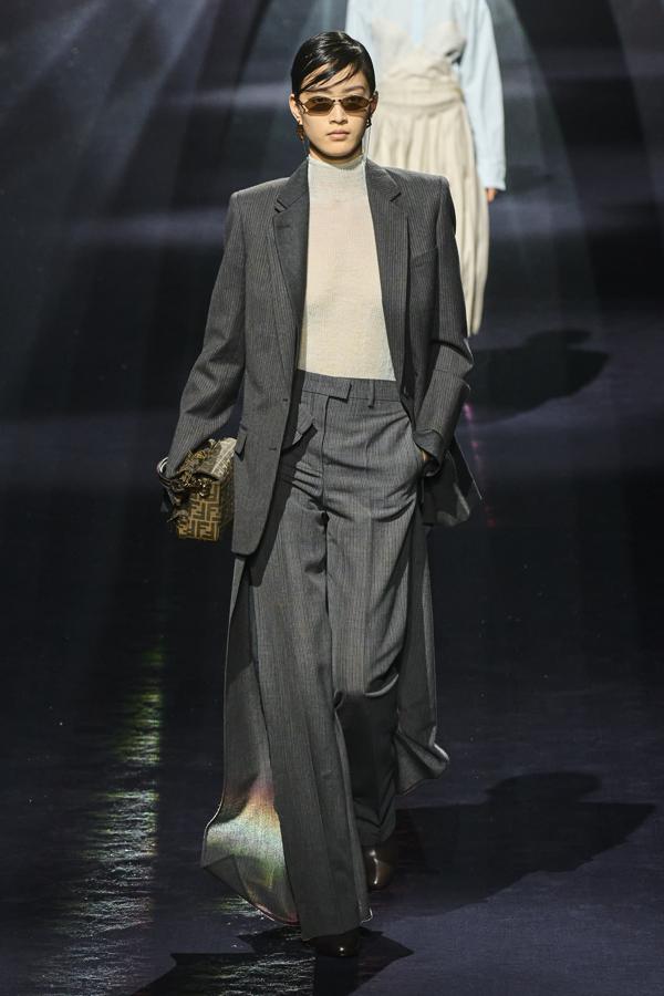 Lo más destacado de la pasarela, sin duda alguna, han sido las faldas plisadas, drapeados en vestidos o trajes de corte masculino. Además, los cuello halter y las lentejuelas en apliques han sido los grandes protagonistas.