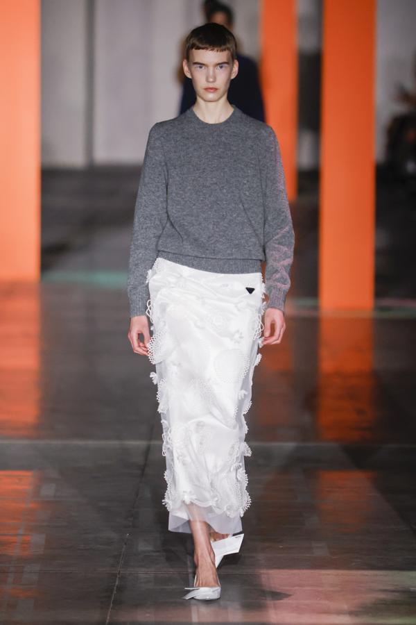 Prada apuesta por el nexo de los polos opuestos: lo masculino contra lo femenino y viceversa. Una contraposición que ha conseguido acaparar todas las miradas de la Semana de la Moda de Milán.