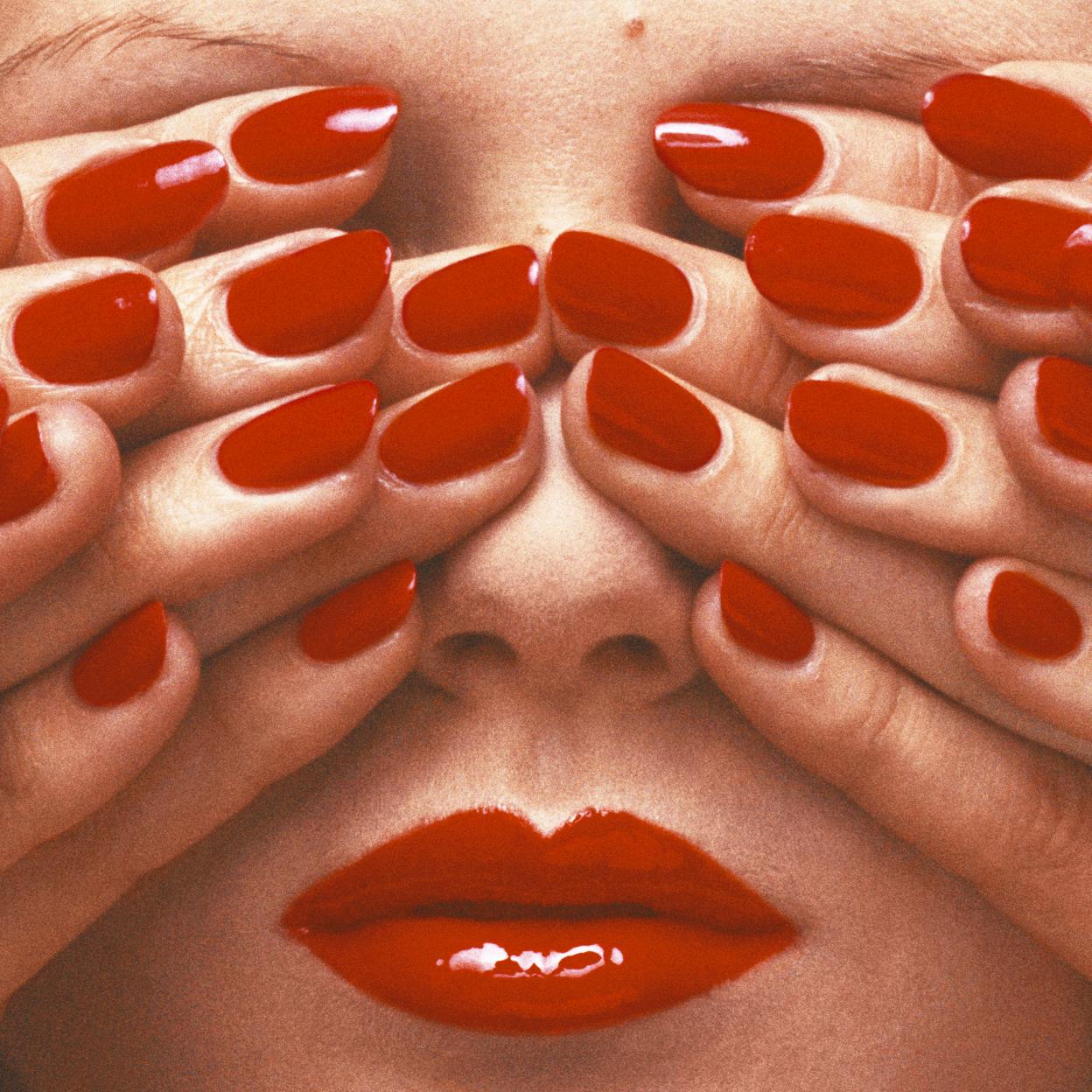 La huella surrealista en la mirada de Guy Bourdin, en una fotogrfía publicada en Vogue París en mayo de 1970. 