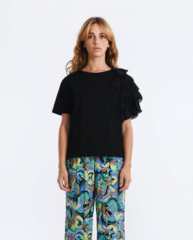 Camiseta de manga corta con cuello redondo y detalle de volantes con volumen, en negro, de Lili Sidonio. Puedes encontrarla a 35,90 euros.