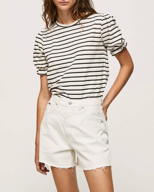 Camiseta con estampado de rayas finas horizontales, cuello redondo y manga corta abullonada, de Pepe Jeans. Consíguela a 39,90 euros.