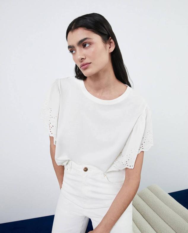 Camiseta en tejido de algodón con cuello redondo y manga corta con detalles bordados y festoneados, en blanco, de Tintoretto. Está disponible por 29,99 euros.