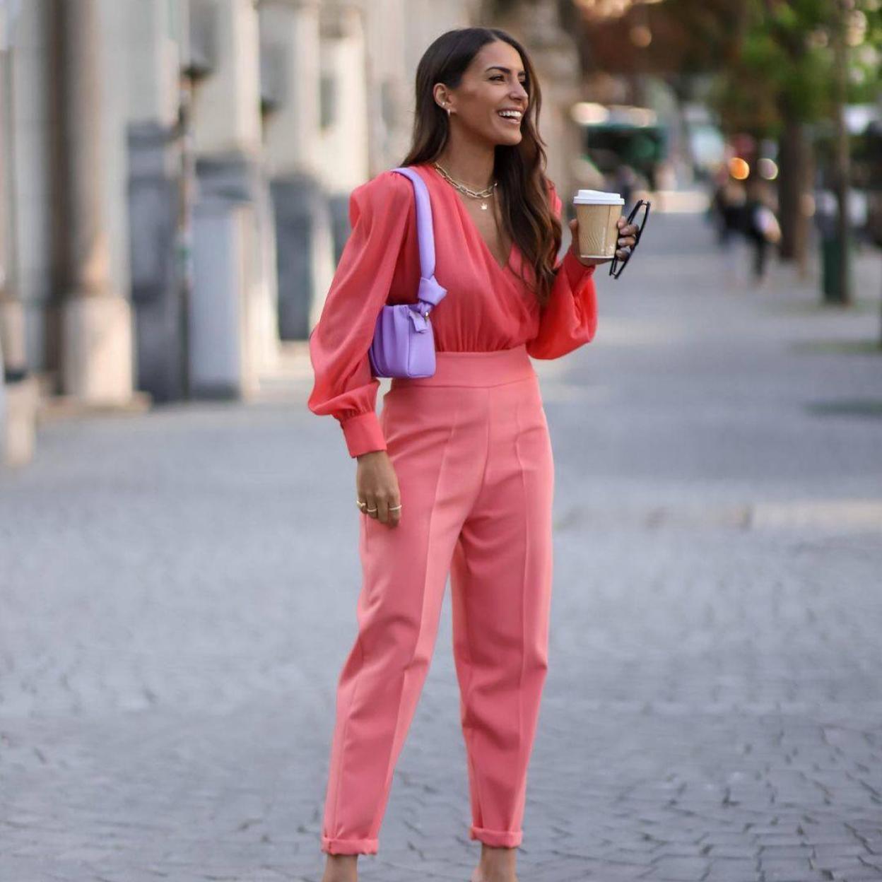 La influencer lleva unos pantalones de vestir en color favorecedor