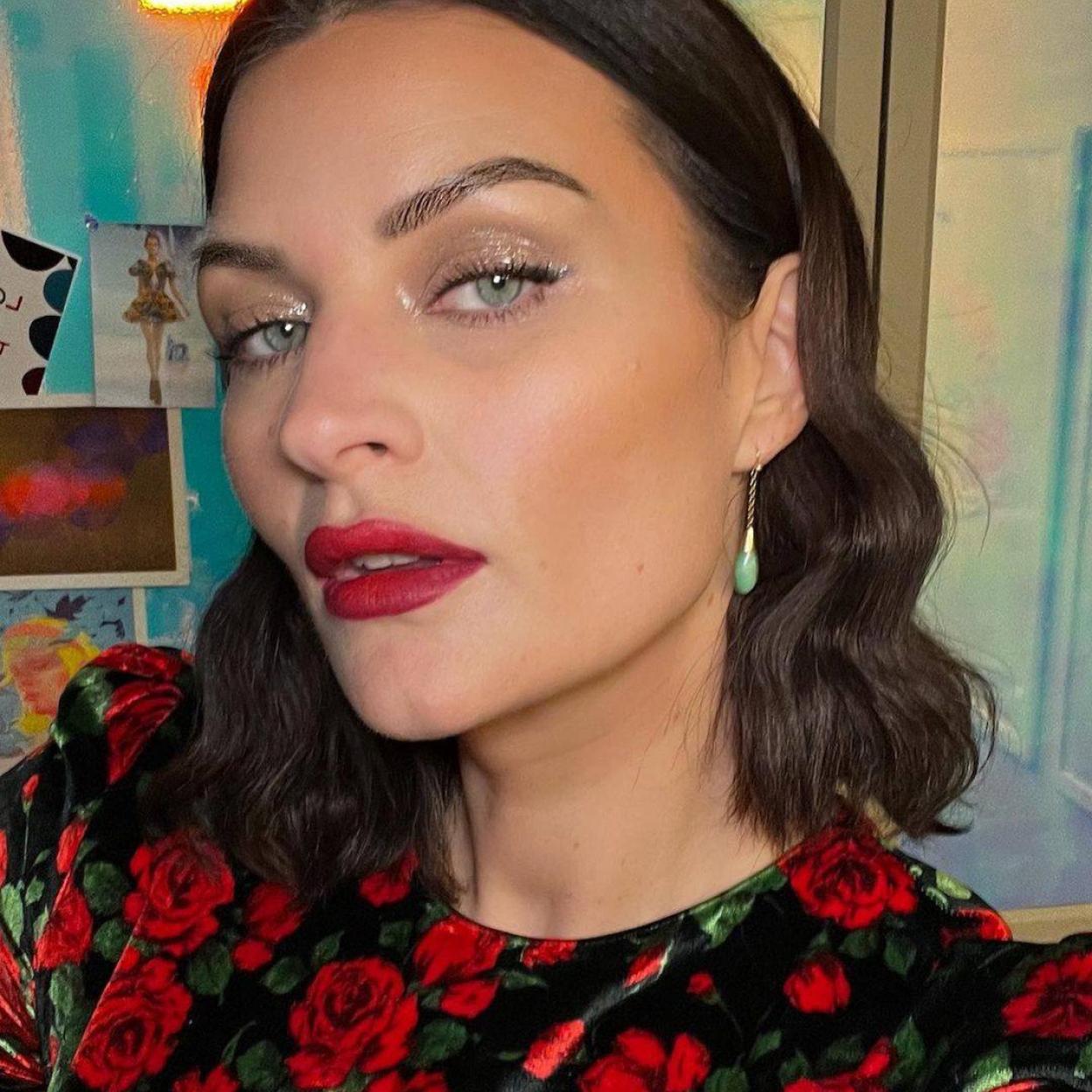 La maquilladora profesional muestra el truco con sombras de brillo que más rejuvenece