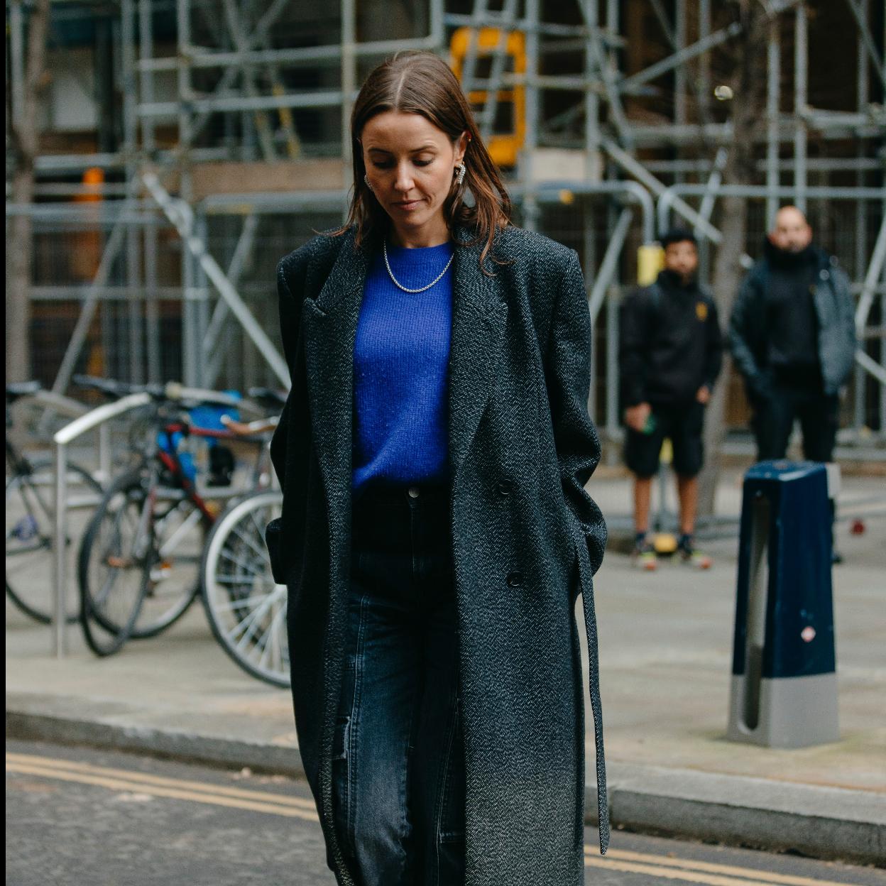Una mujer en el street style con vaqueros.