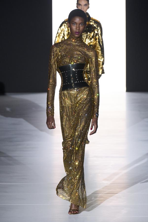 Looks dorados y brillantes que aportan una estética diferente y rompedora. Además, las transparencias han sido, sin duda alguna, las grandes protagonistas en cada uno de los diseños. 