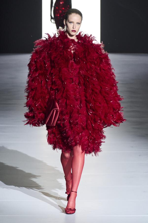 Aparte del clásico negro y blanco, también ha habido cabida para el color rojo más vibrante e intenso, sobre todo para looks de noche que no pasen desapercibidos y sean el centro de todas las miradas. 