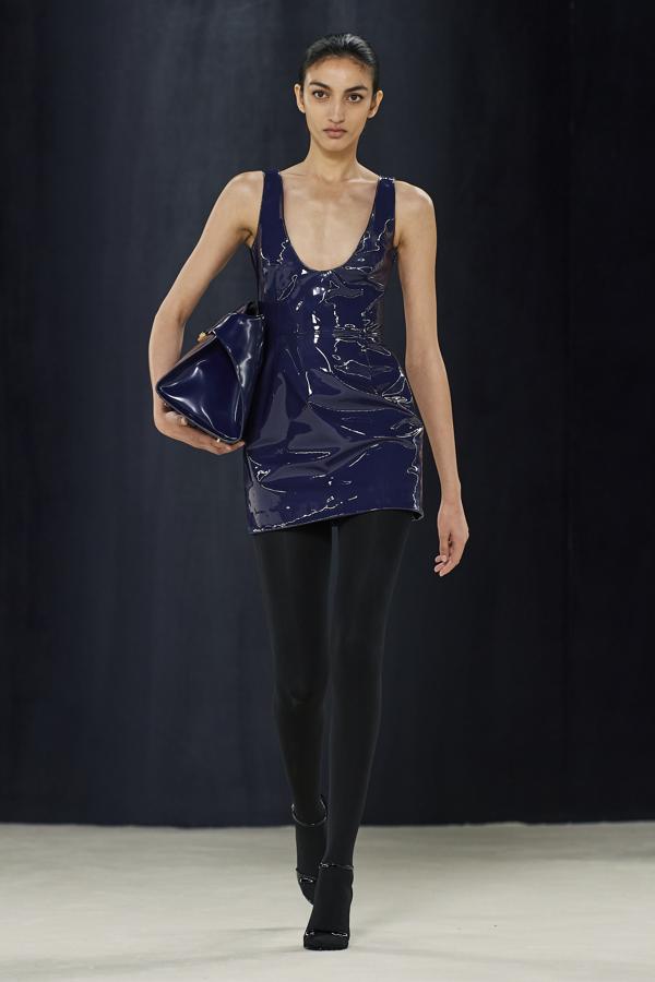 Un elemento que ha marcado la diferencia ha sido el charol brillante combinado con material de PVC para múltiples prendas con escotes redondos o de corazón. 