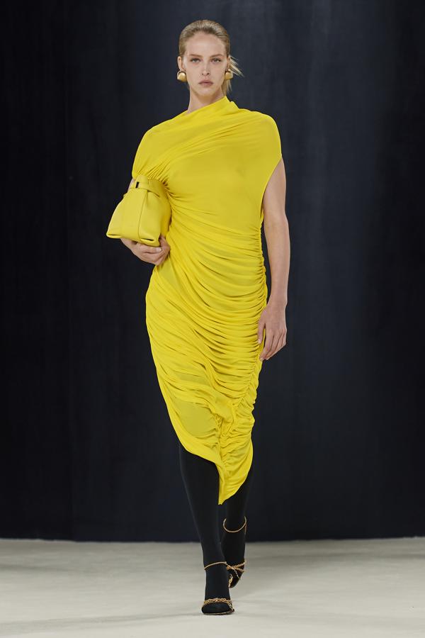 Se puede observar como la gama cromática comprende desde el elegante gris hasta diferentes tonalidades del azul. Sin embargo, también ha habido cabida para el animal print y colores vibrantes como el amarillo. 