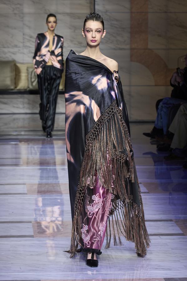 Prendas elegantes, pero con un toque bohemio que combinan a la perfección con pantalones llenos de brillantes. Cabe destacar que todos looks son perfectos para eventos de día y para ir a la oficina, gracias a sus colores claros. 