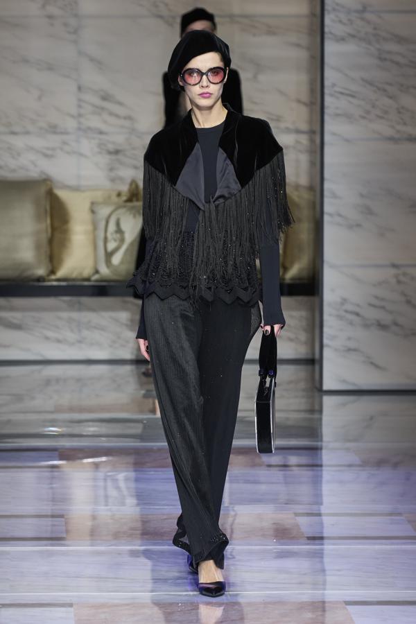 Aunque, también ha habido cabida para los modelos más nocturnos llenos de glamour y flecos, que perfectamente podrían ser parte de la imaginería andaluza. 