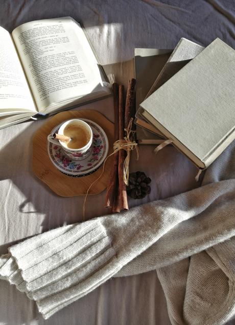 Imagen - Café sobre mesa con libros/PEXELS