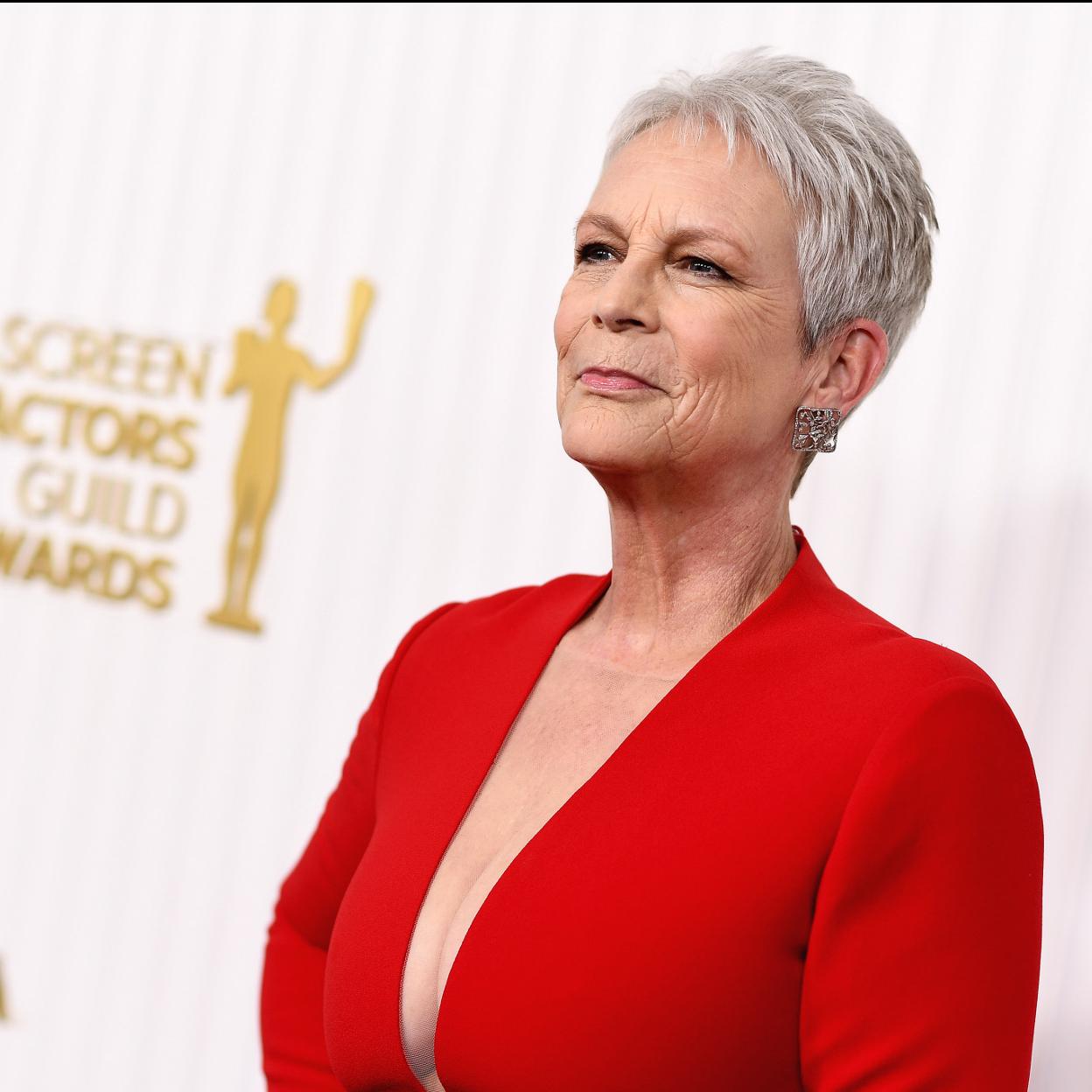 Jamie Lee Curtis en la alfombra roja de los SAG, donde ganó el premio a la mejor actriz secundaria. 