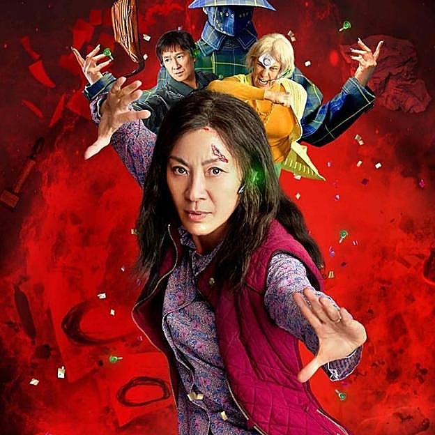 Michelle Yeoh, protagonista de Todo a la vez en todas partes, competirá por el Oscar con Cate Blanchett. 