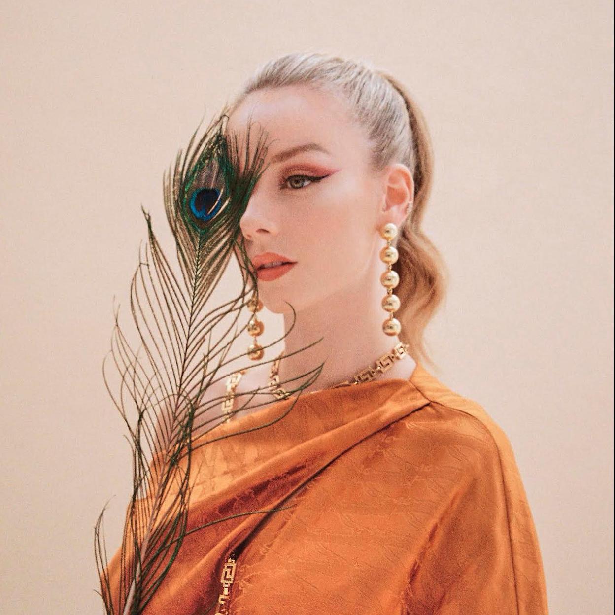 Actriz Ester Expósito con coleta ondulada