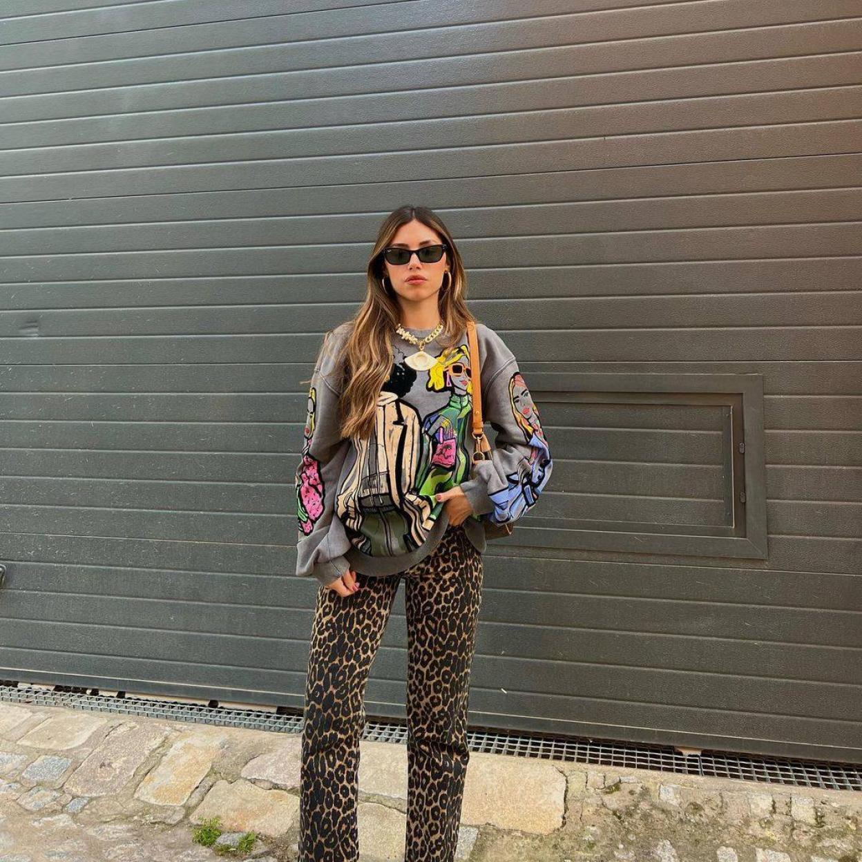 La influencer lleva la sudadera estampada viral de Zara